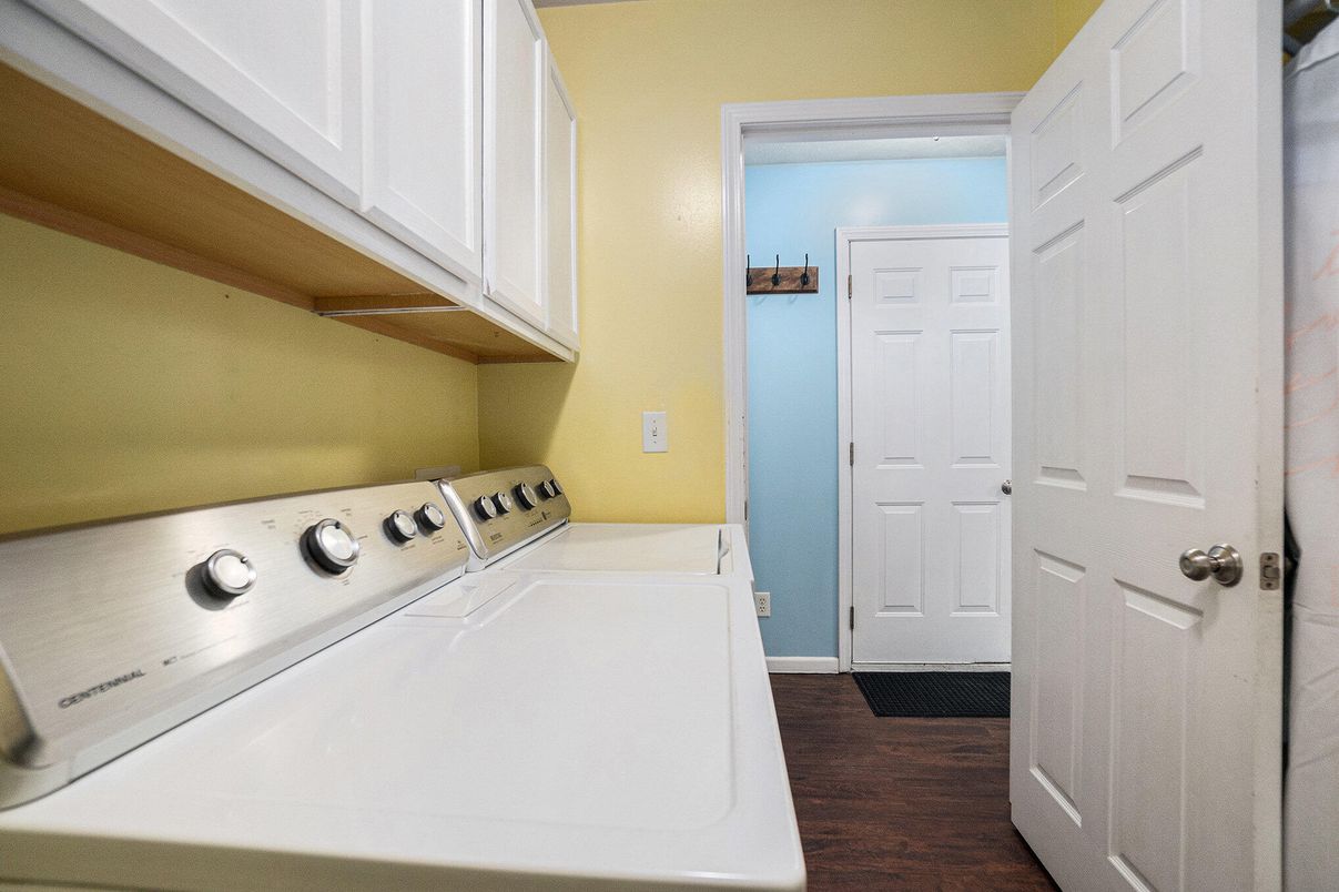 Interior, Utility Closets, Washer, Wood Texture Flooring