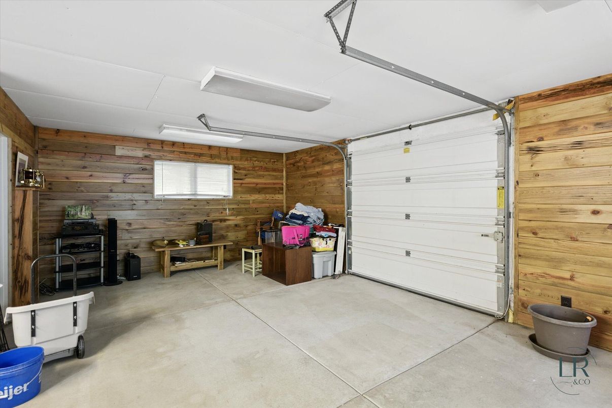 Garage, Interior, Wooden Walls