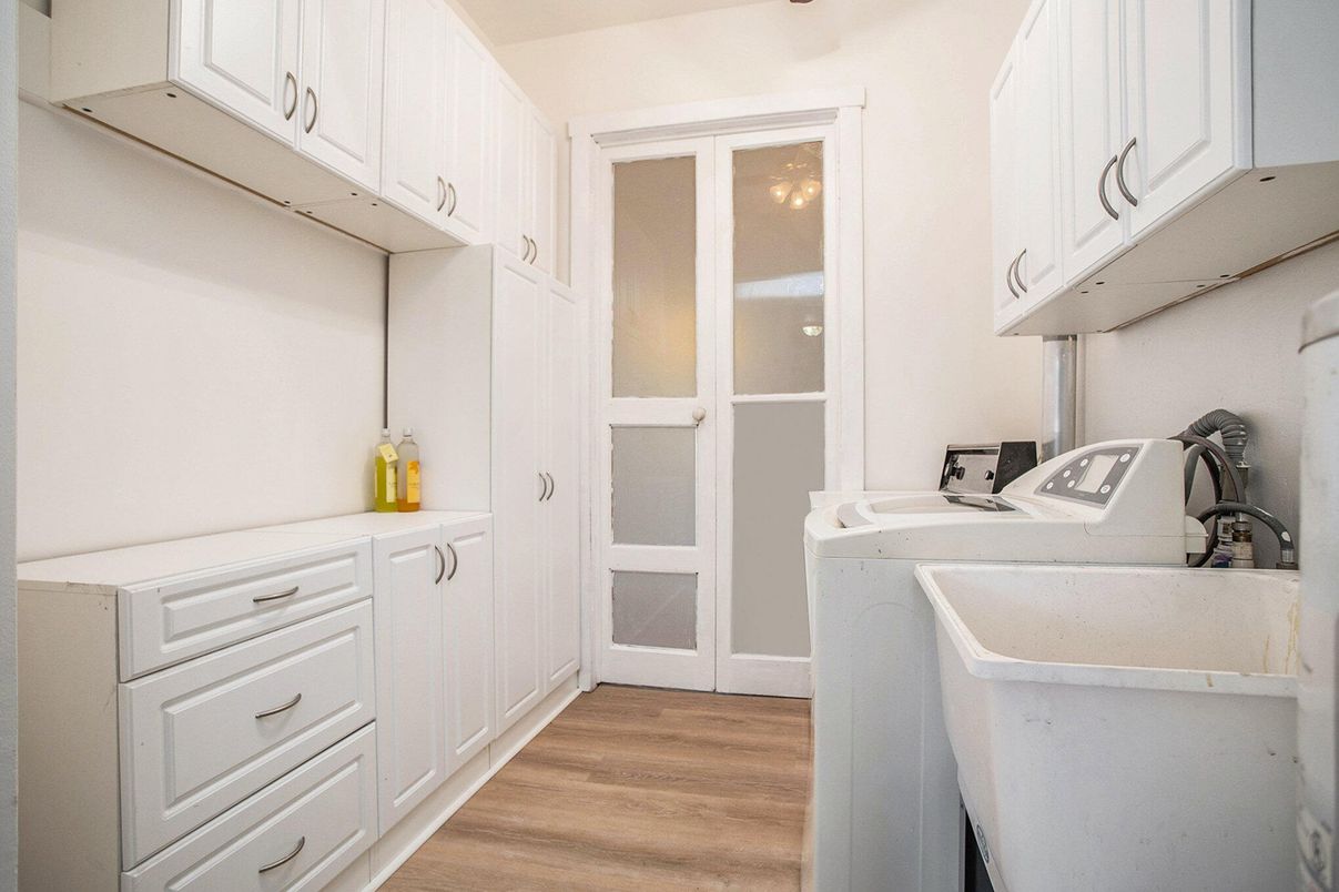 Interior, Washer, Wood Texture Flooring