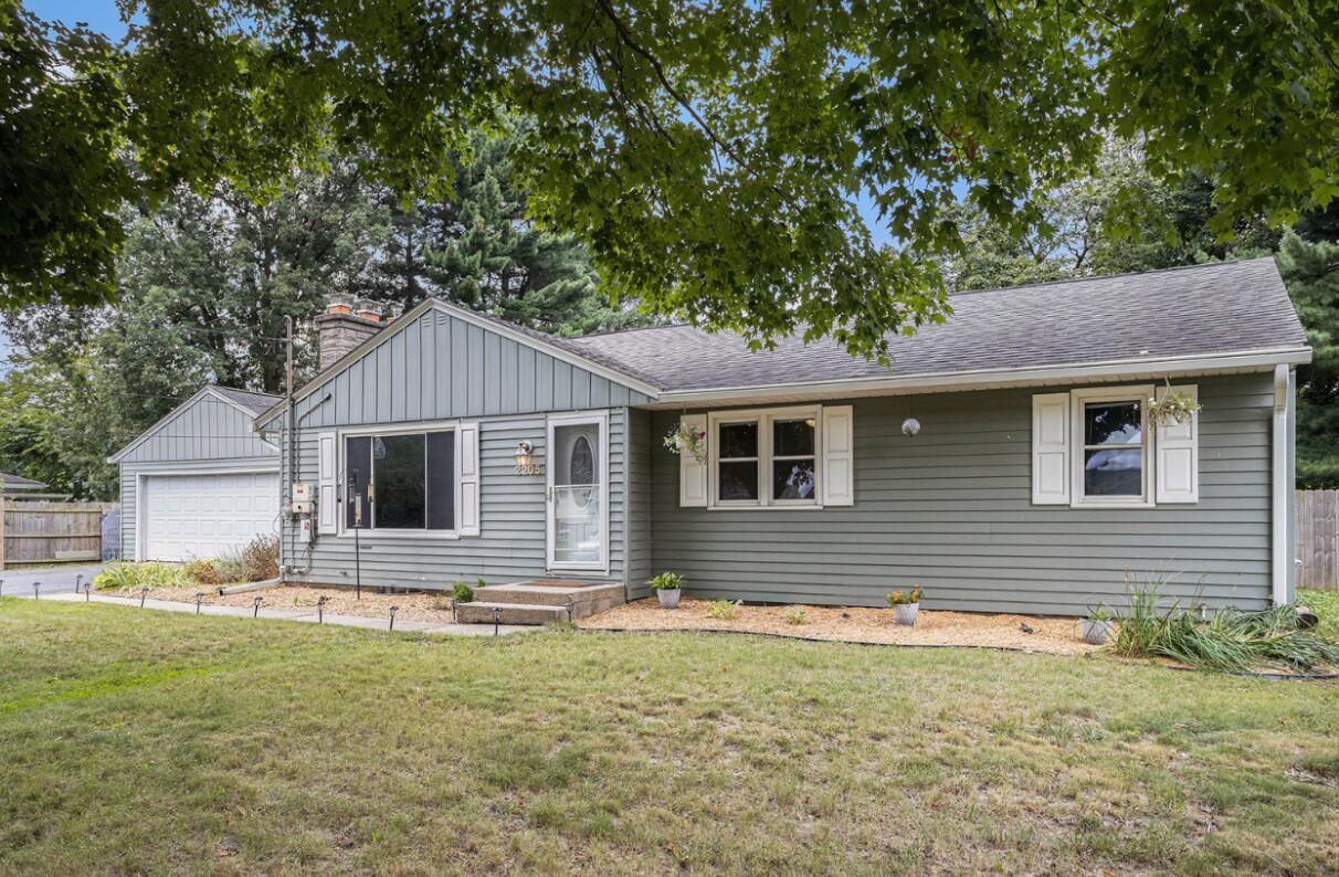 Backyard, Exterior, Facade, Ranch