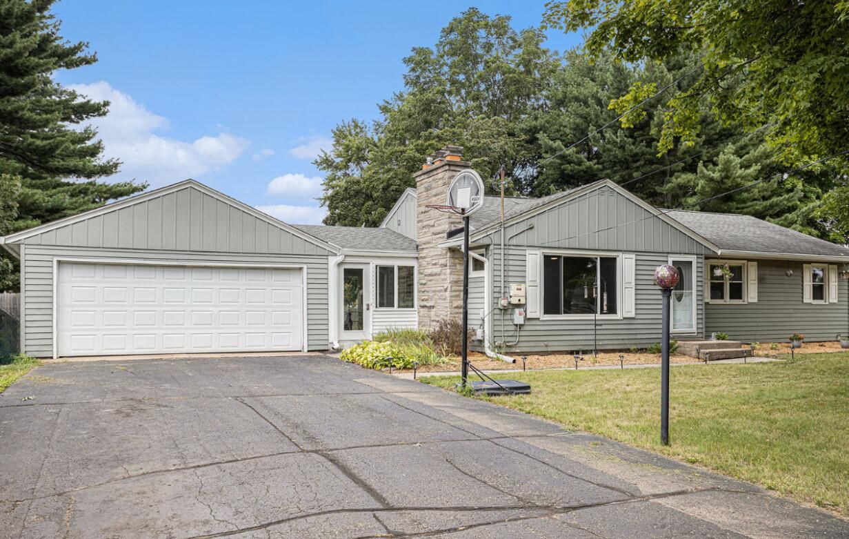 Attached, Exterior, Facade, Ranch