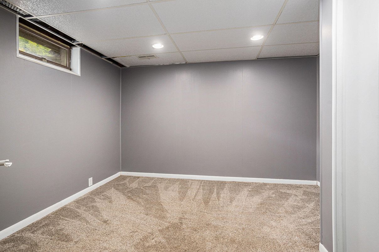 Empty room, Interior, Recessed Lighting