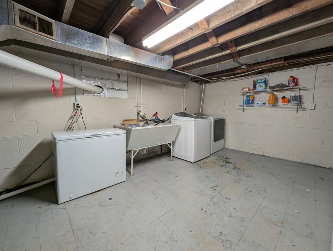 Interior, Washer, Wooden Beams