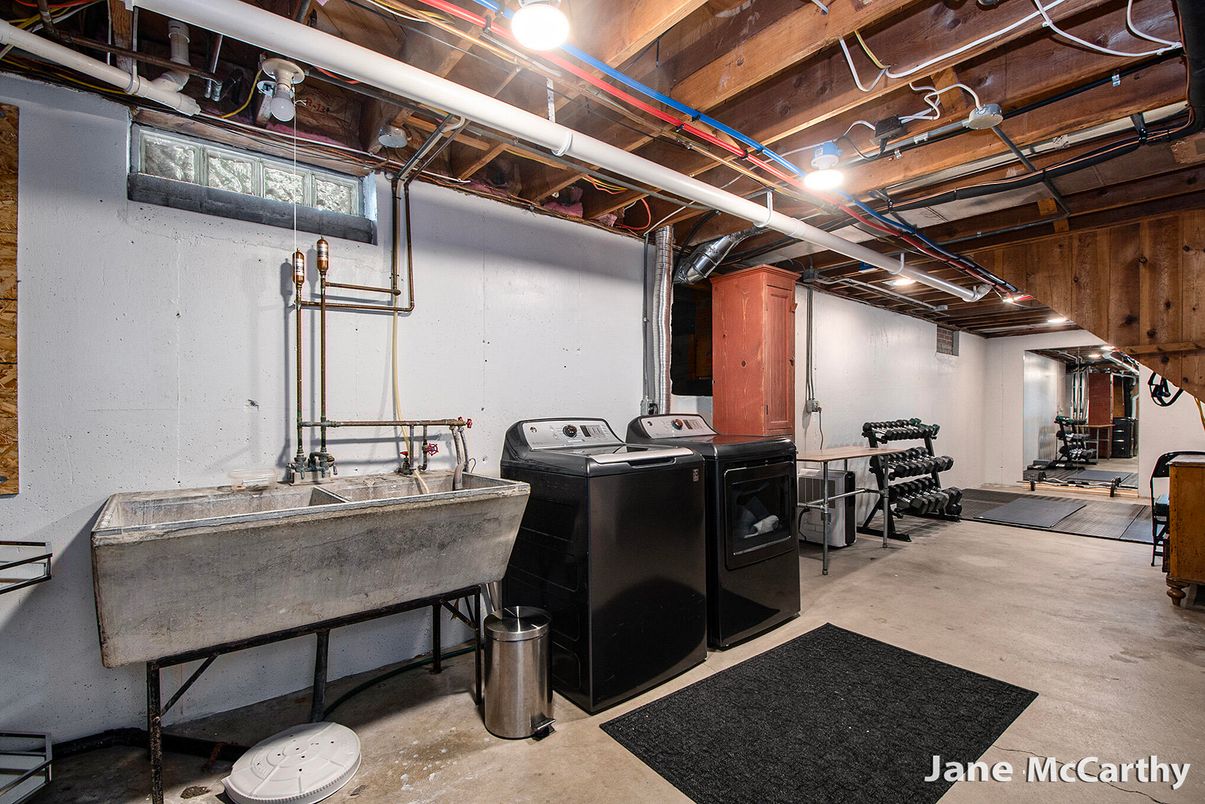 Fitness Equipment, Interior, Washer, Wooden Beams