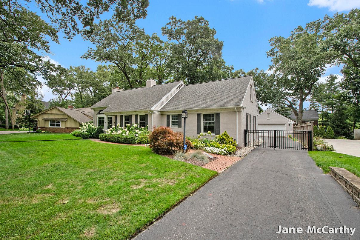 Backyard, Exterior, Facade, Cape Cod