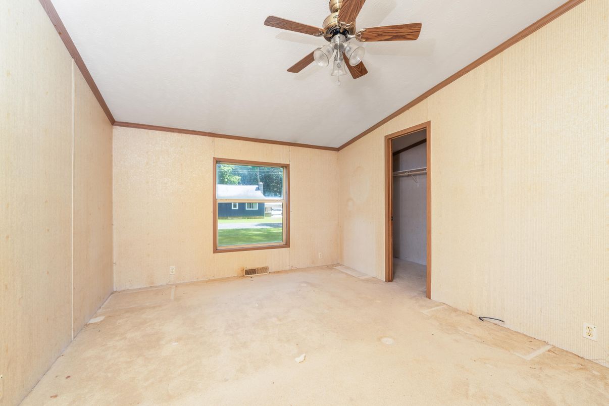 Empty room, Interior