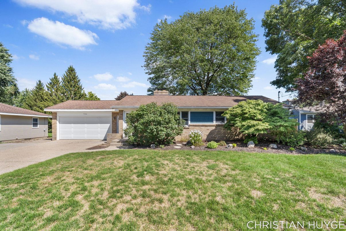 Attached, Exterior, Facade, Ranch