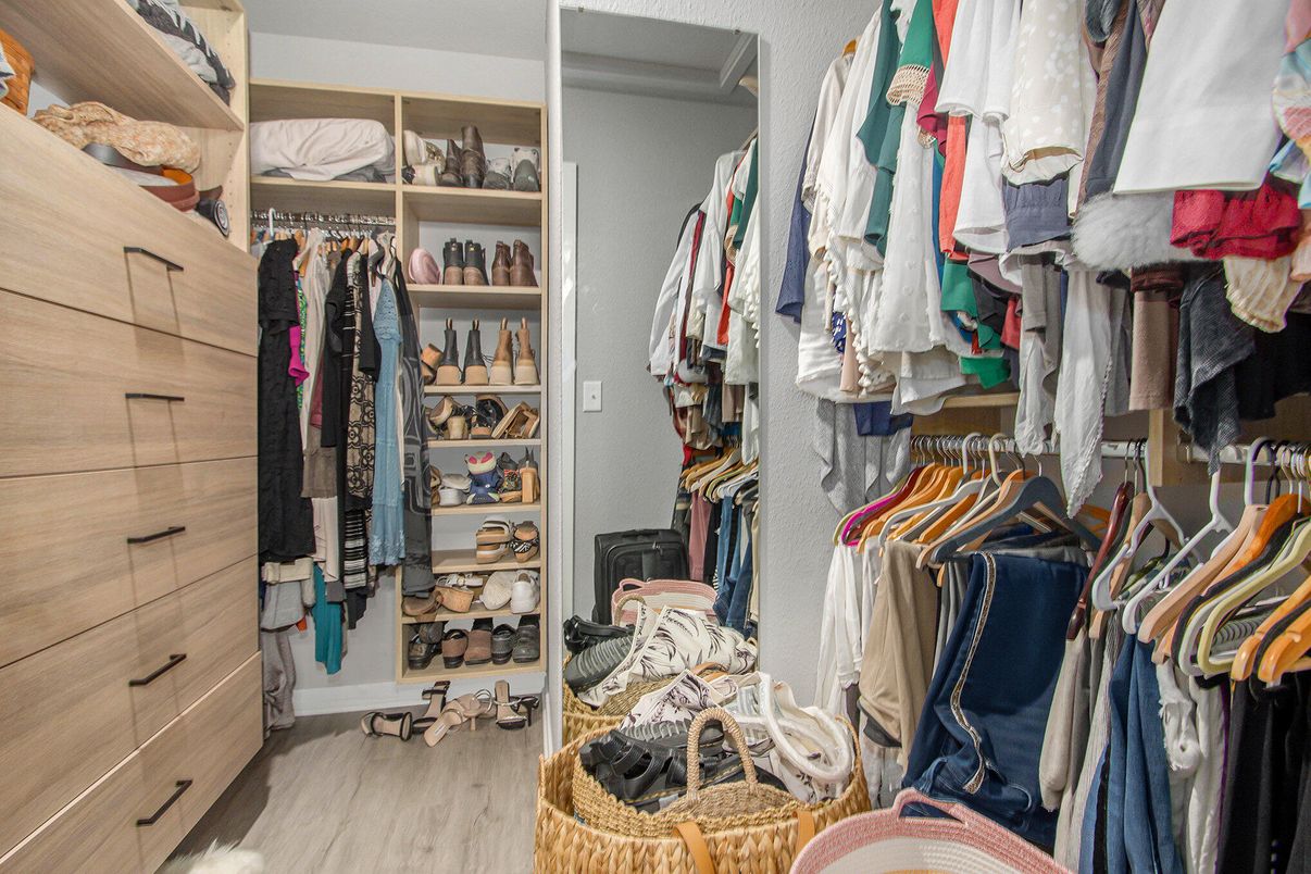 Interior, Walk-in Closets, Wood Texture Flooring