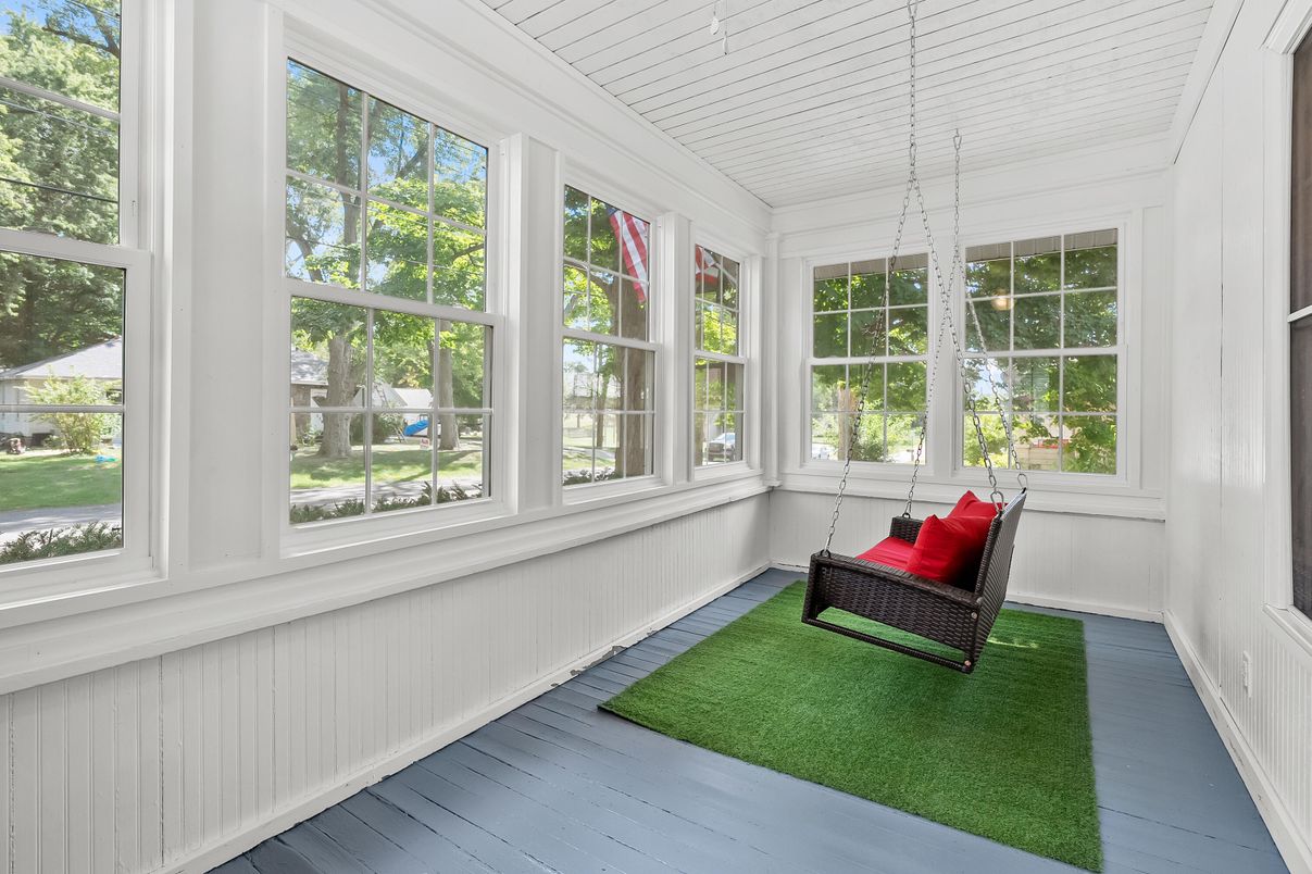 Interior, Pendant Lights, Sun Room, Wood Texture Flooring