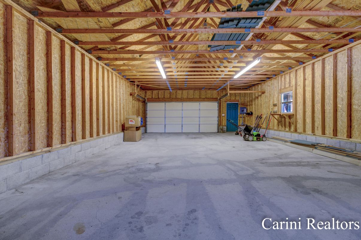 Garage, Interior, Wooden Beams