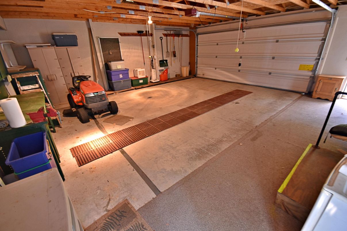 Garage, Interior, Wooden Beams