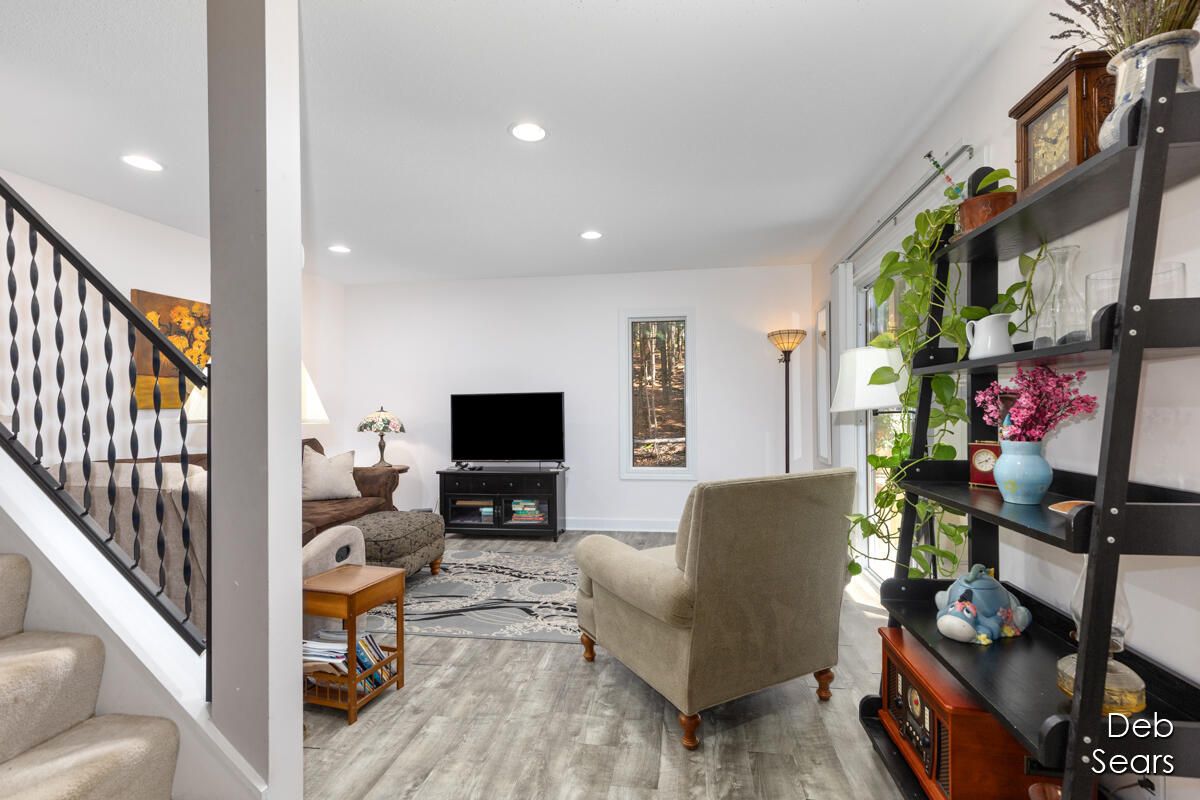 Interior, Living room, Recessed Lighting, Wood Texture Flooring