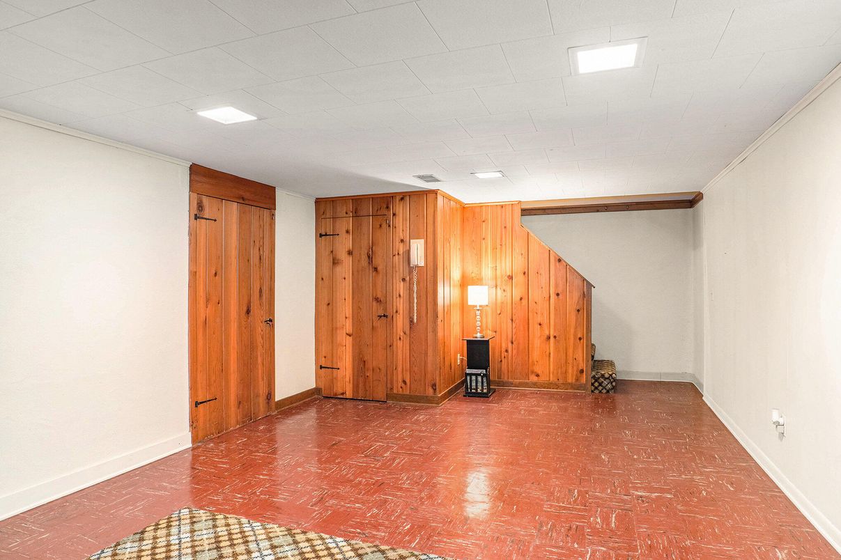 Empty room, Interior, Recessed Lighting, Wooden Walls