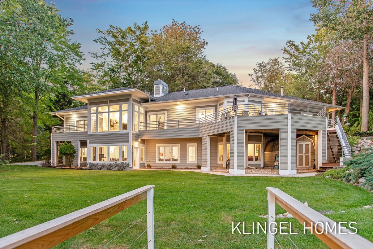 Backyard, Exterior, Facade, Split Level