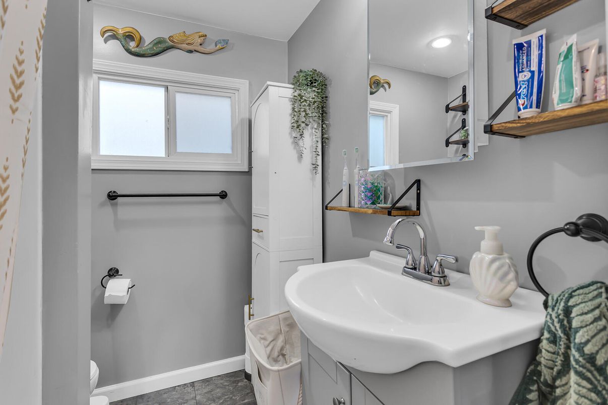 Bathroom, Interior, Recessed Lighting