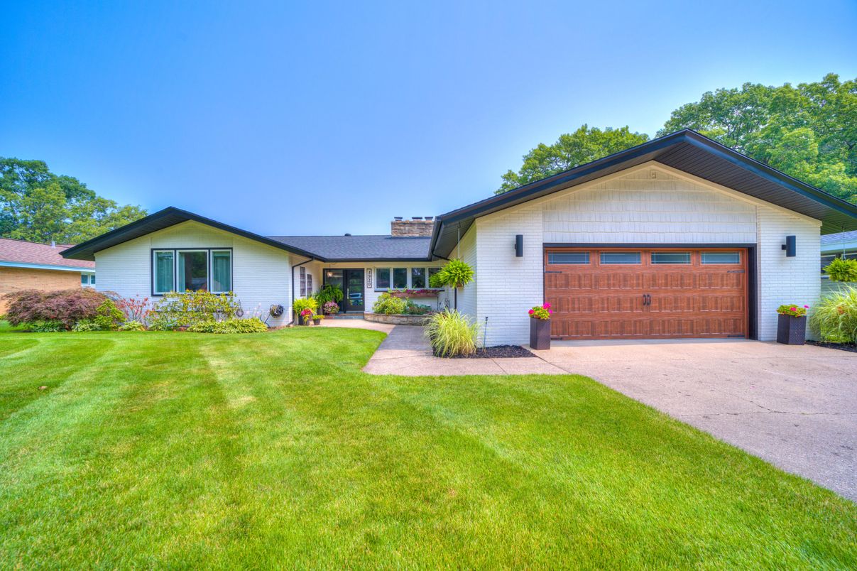 Attached, Exterior, Facade, Ranch