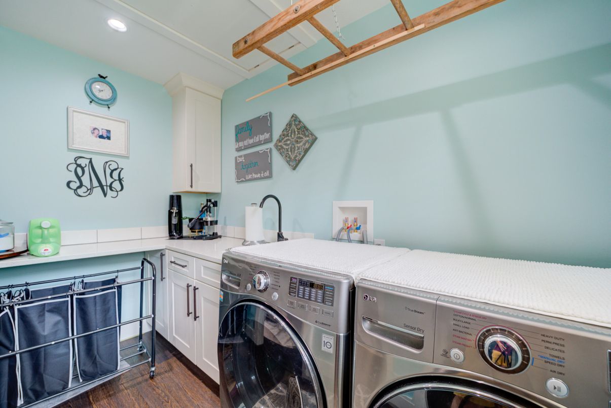 Interior, Recessed Lighting, Washer, Wood Texture Flooring