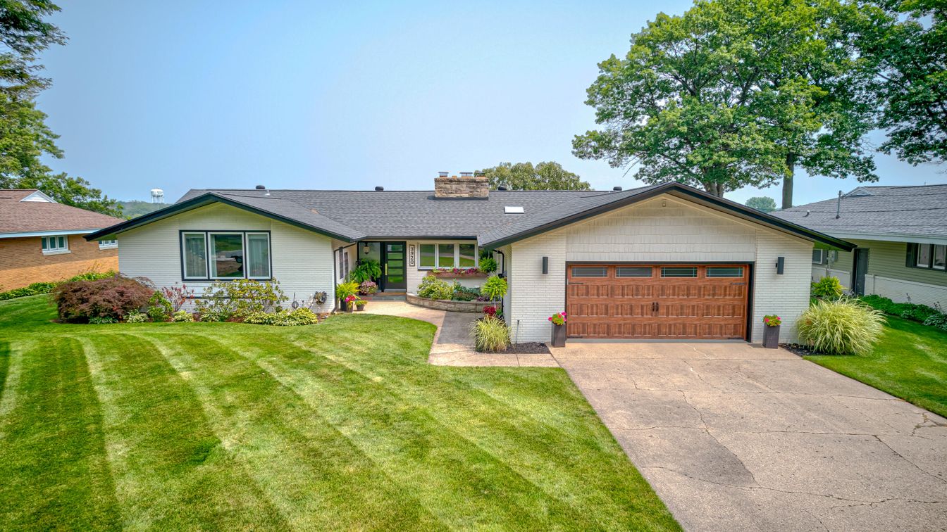 Attached, Exterior, Facade, Ranch