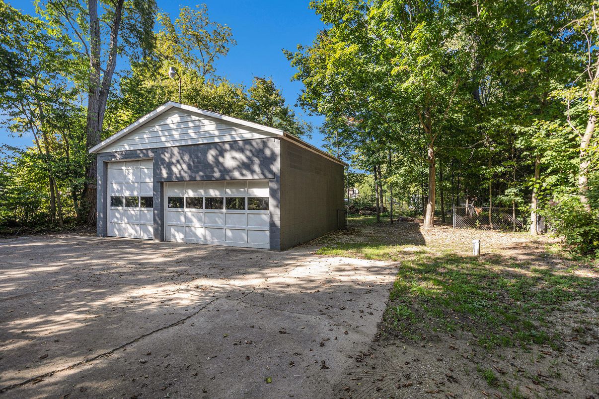 Detached Garage, Exterior