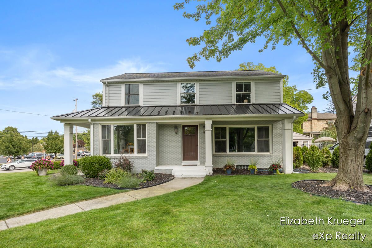 Exterior, Facade, American Foursquare