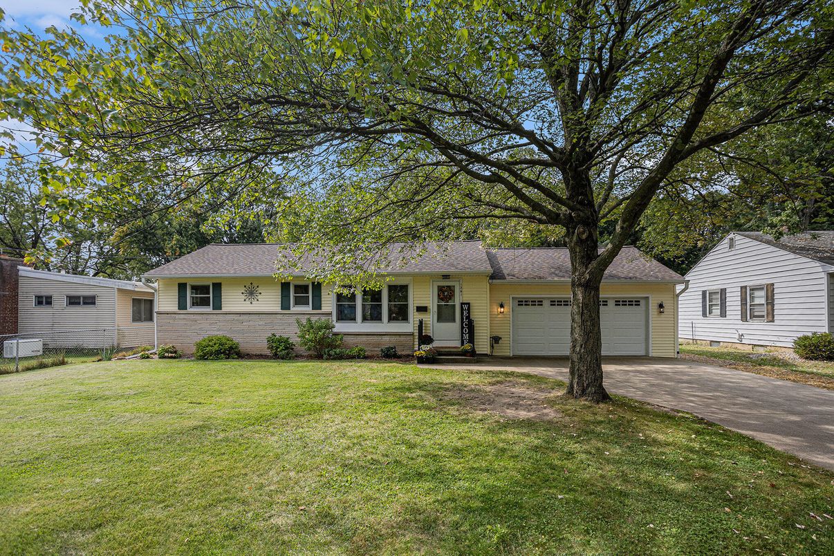 Attached, Exterior, Facade, Ranch