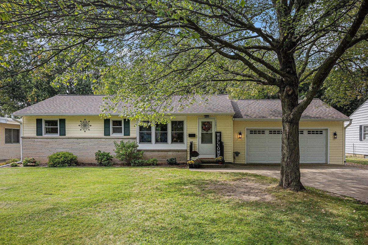 Attached, Exterior, Facade, Cape Cod