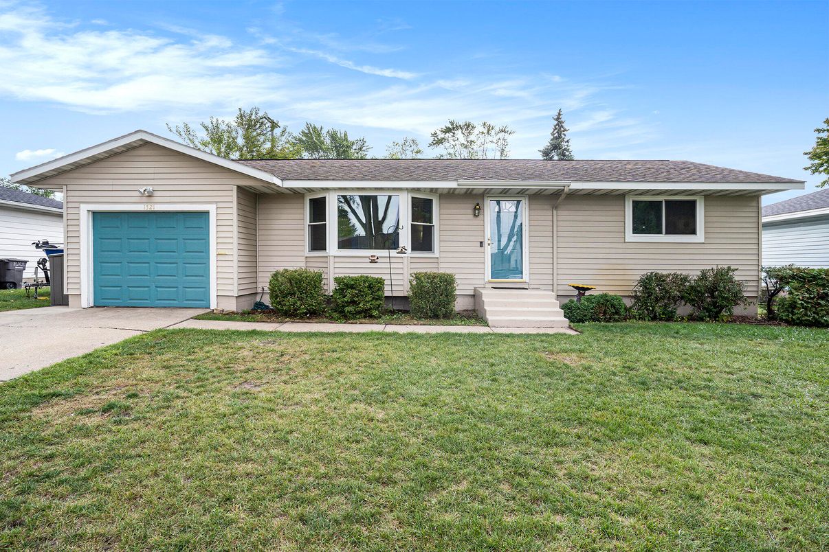 Attached, Exterior, Facade, Ranch