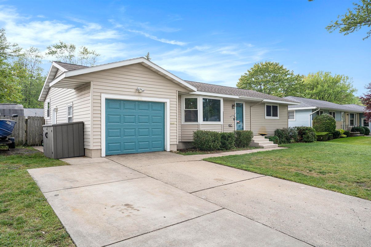 Attached, Exterior, Facade, Ranch