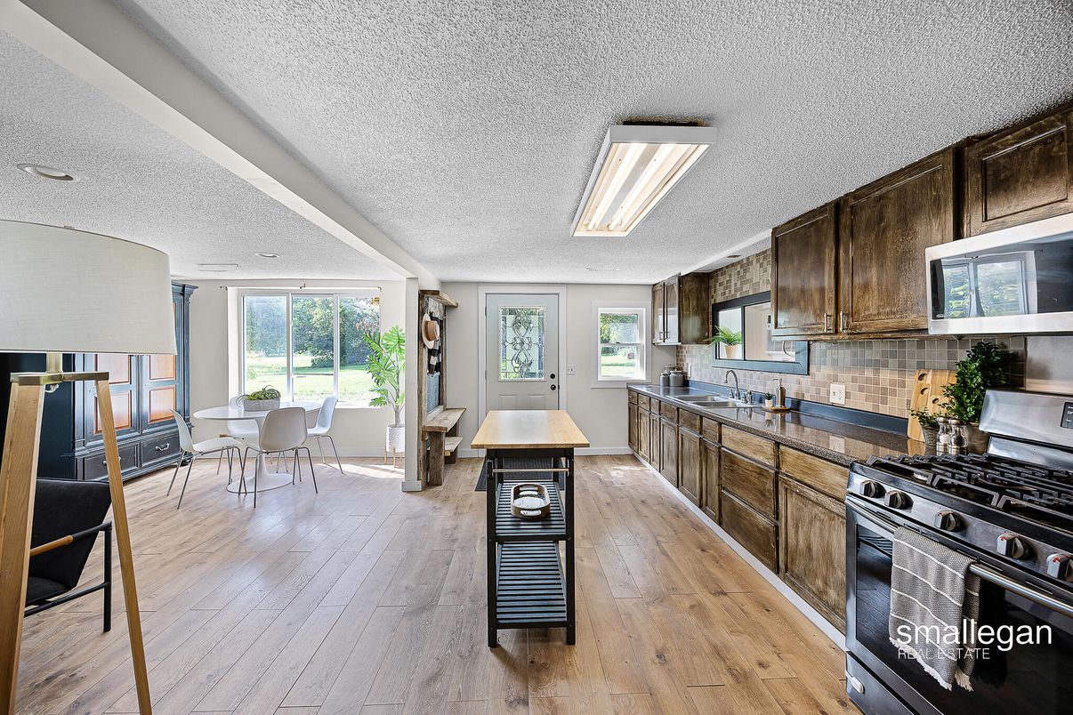 Dining room, Interior, Kitchen, Stainless Steel Appliances, Wood Texture Flooring
