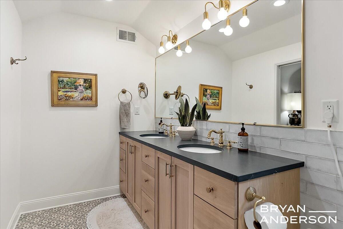 Bathroom, Dual Sink Vanities, Interior, Recessed Lighting