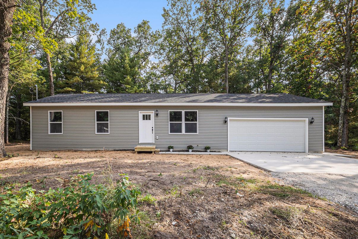 Attached, Exterior, Facade, Ranch