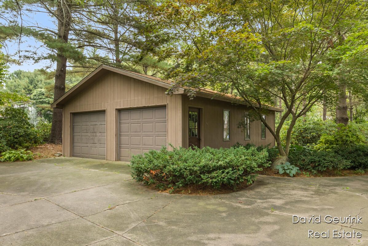 Detached Garage, Exterior