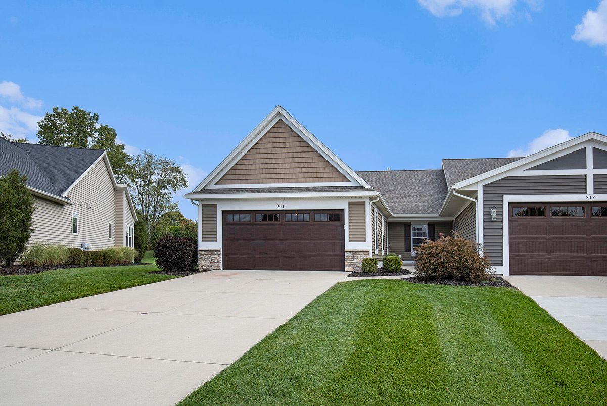 Attached, Exterior, Facade, Ranch