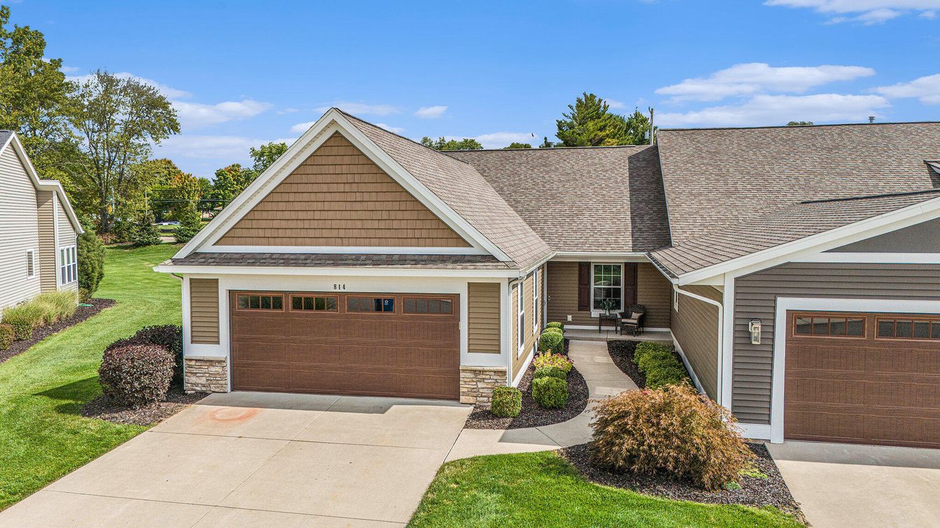 Attached, Exterior, Facade, Ranch