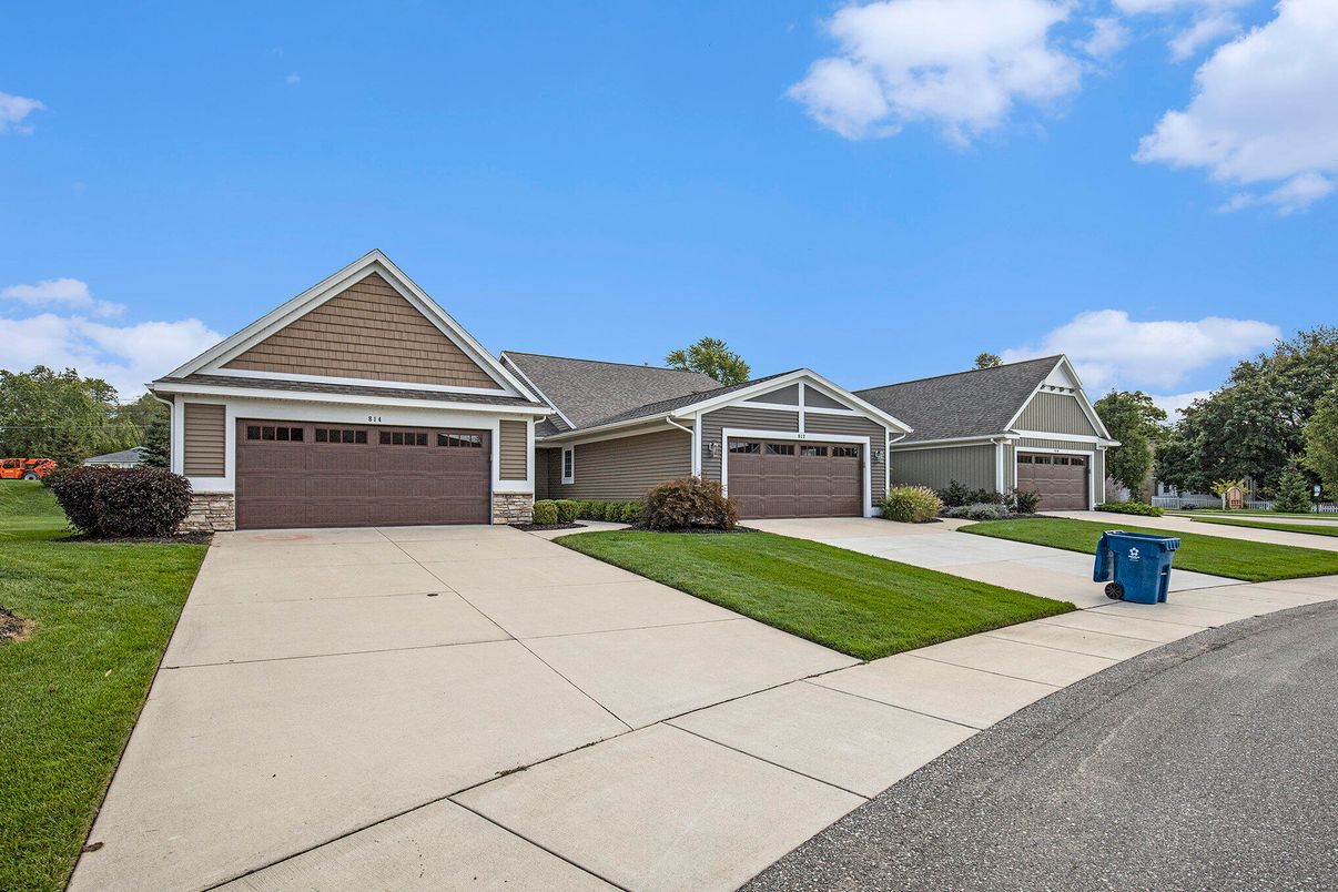 Attached, Exterior, Facade, Ranch