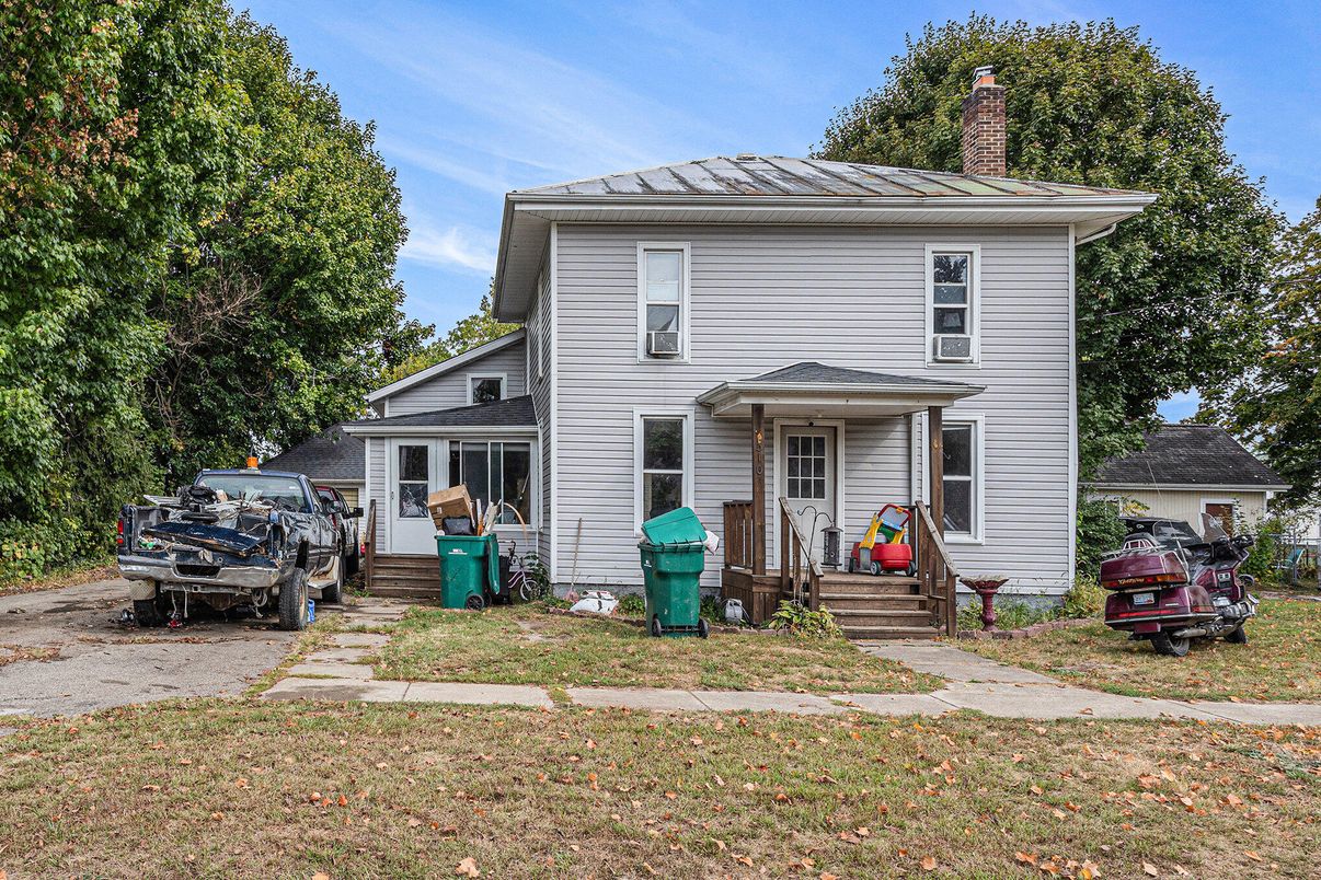 Exterior, Facade, Solar Panels, American Foursquare