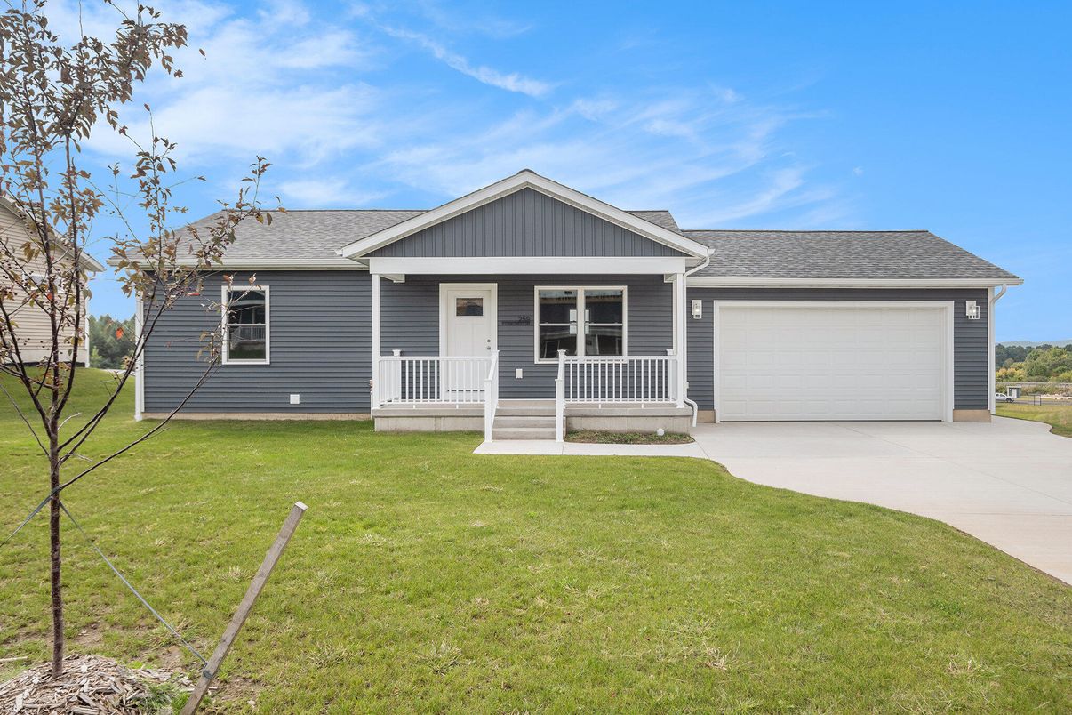 Attached, Exterior, Facade, Ranch