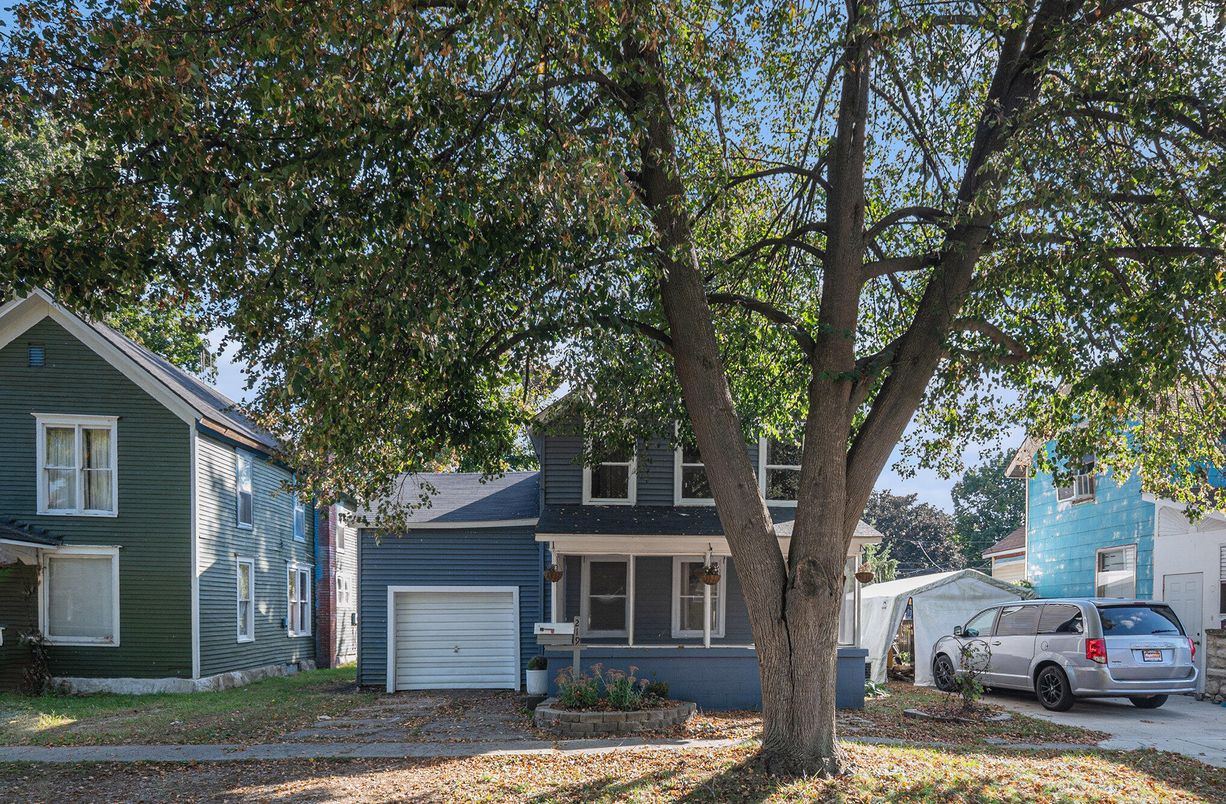 Attached, Exterior, Facade, Cape Cod