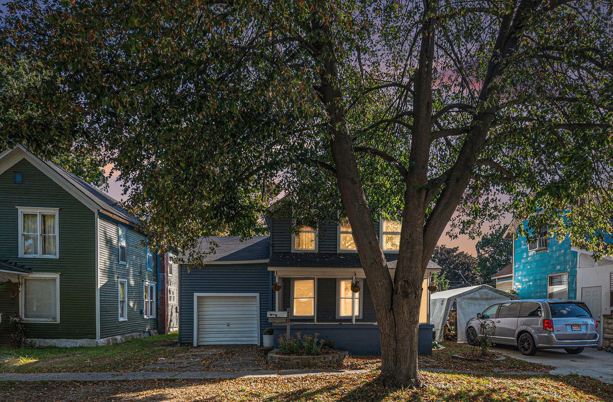 Attached, Exterior, Facade, Cape Cod