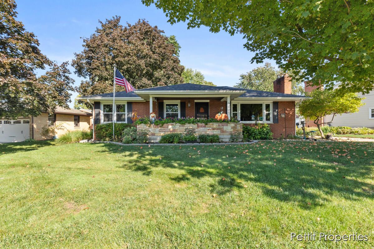 Backyard, Exterior, Facade, Brick Facade, Ranch