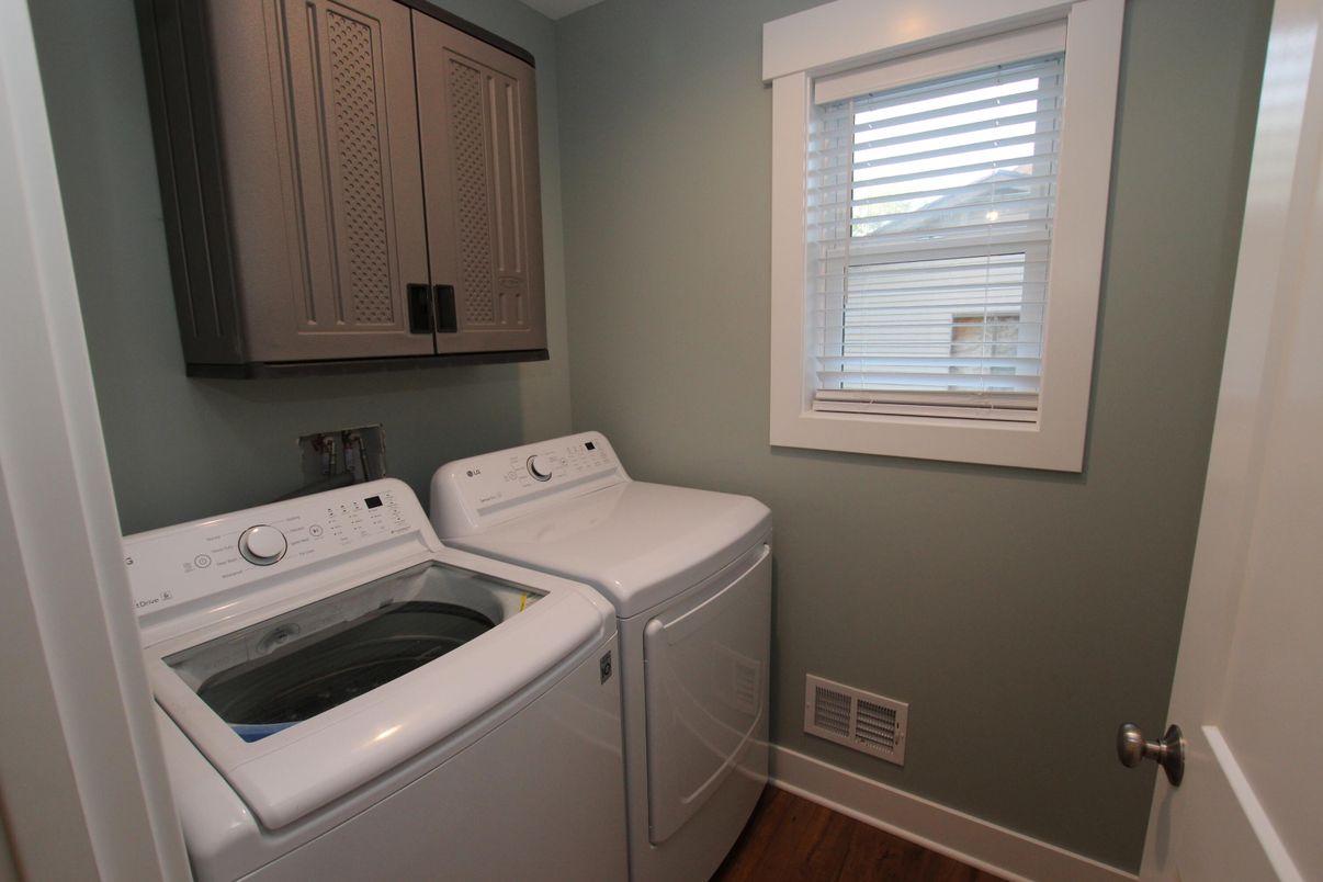 Interior, Washer, Wood Texture Flooring