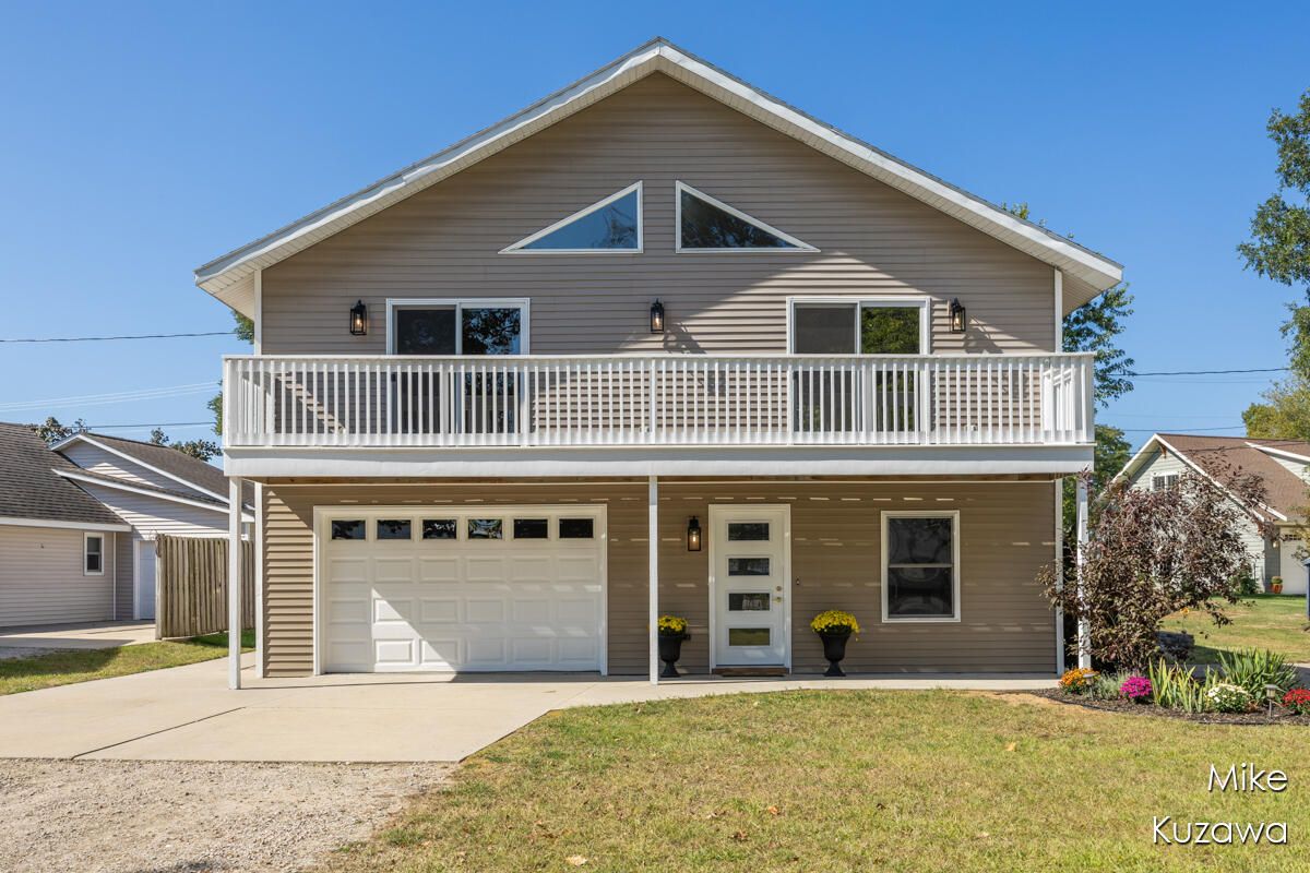 Attached, Exterior, Facade, American Craftsman