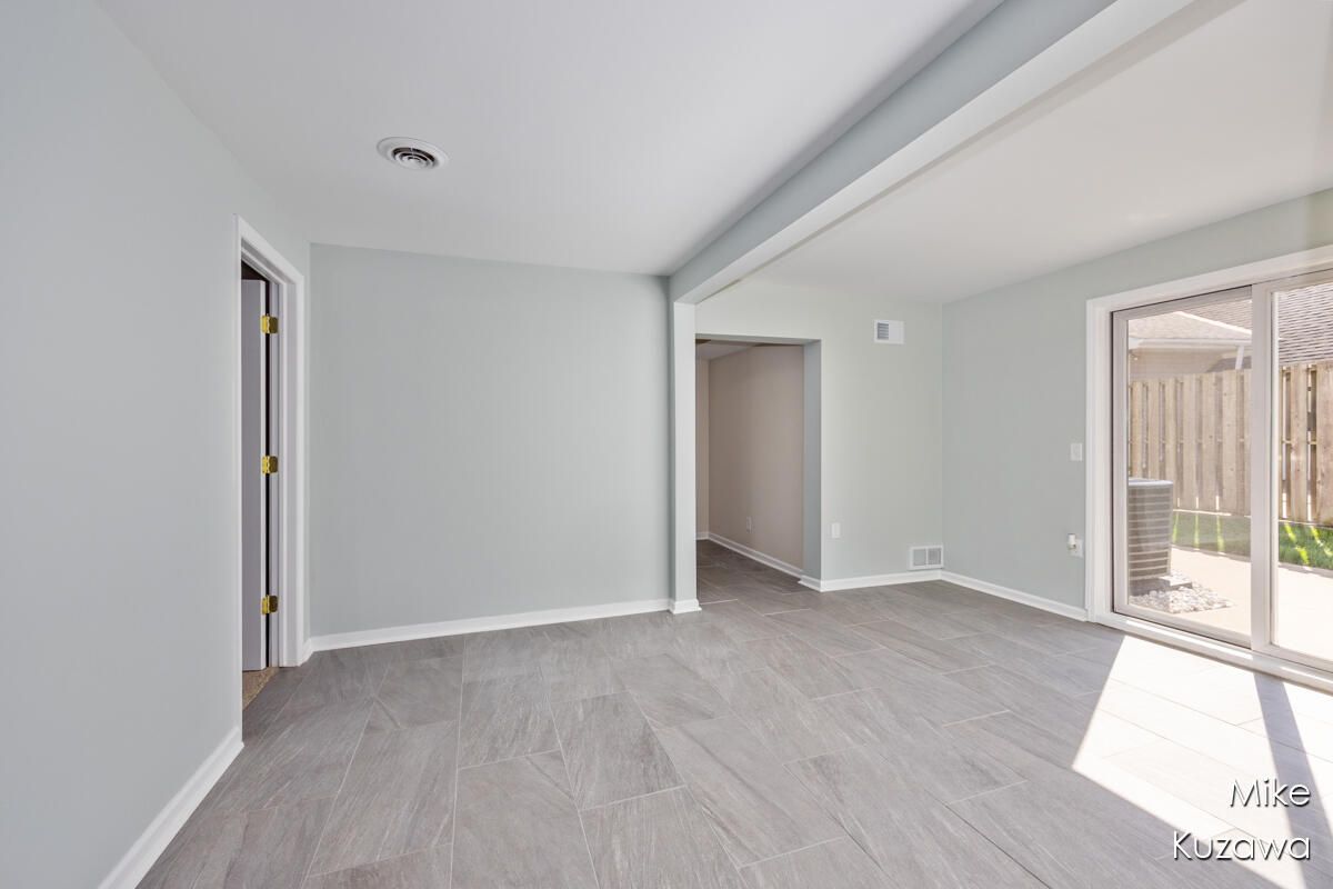 Empty room, Interior