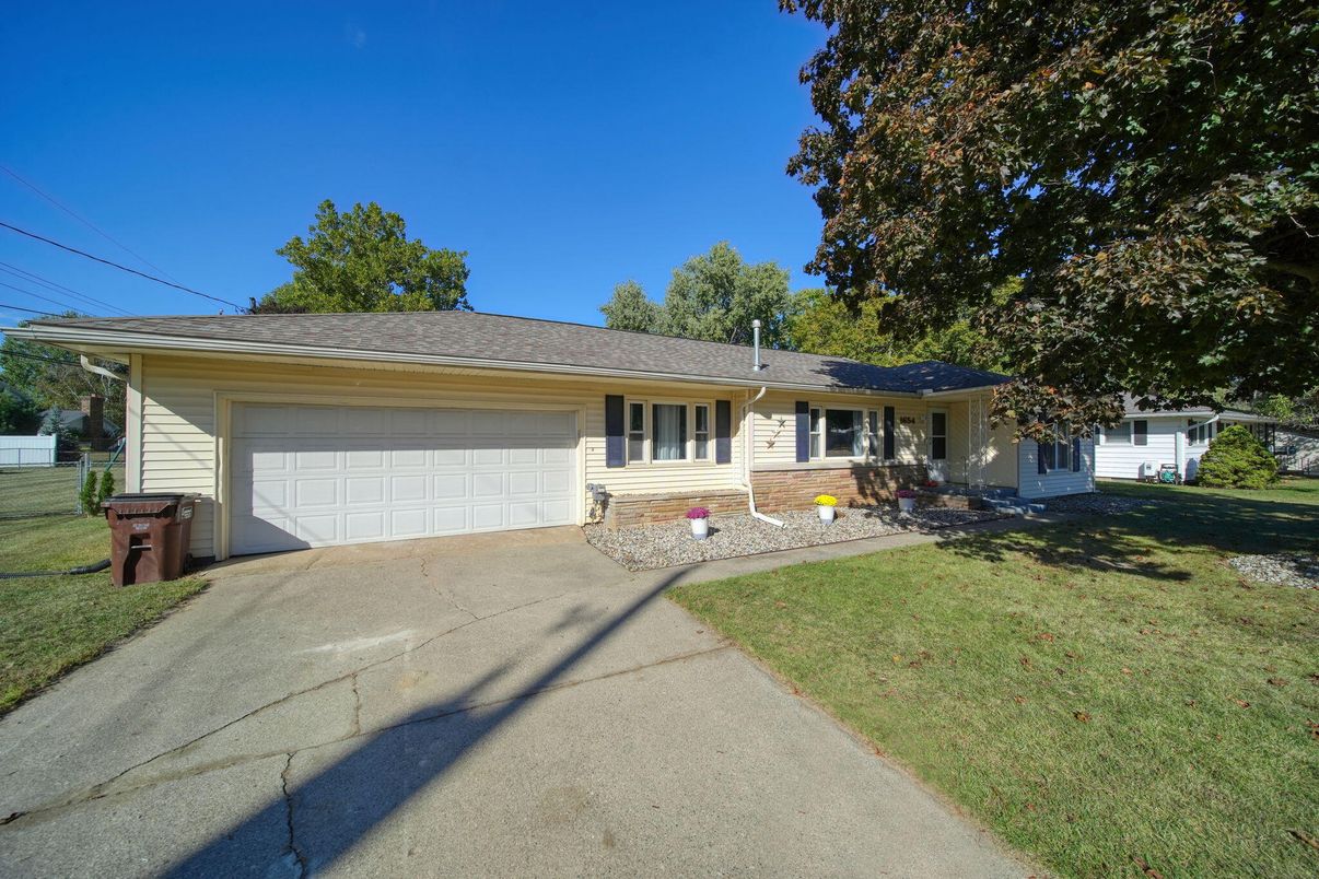 Attached, Exterior, Facade, Ranch