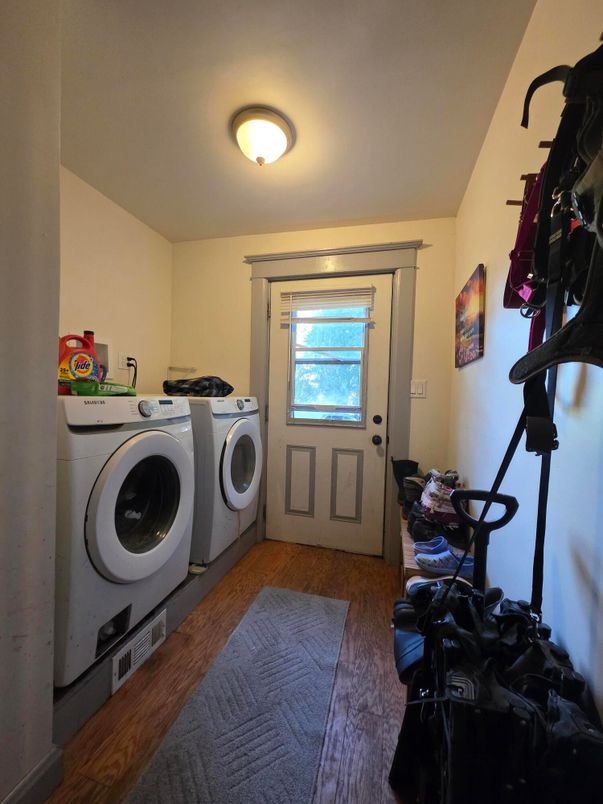 Fitness Equipment, Interior, Washer, Wood Texture Flooring