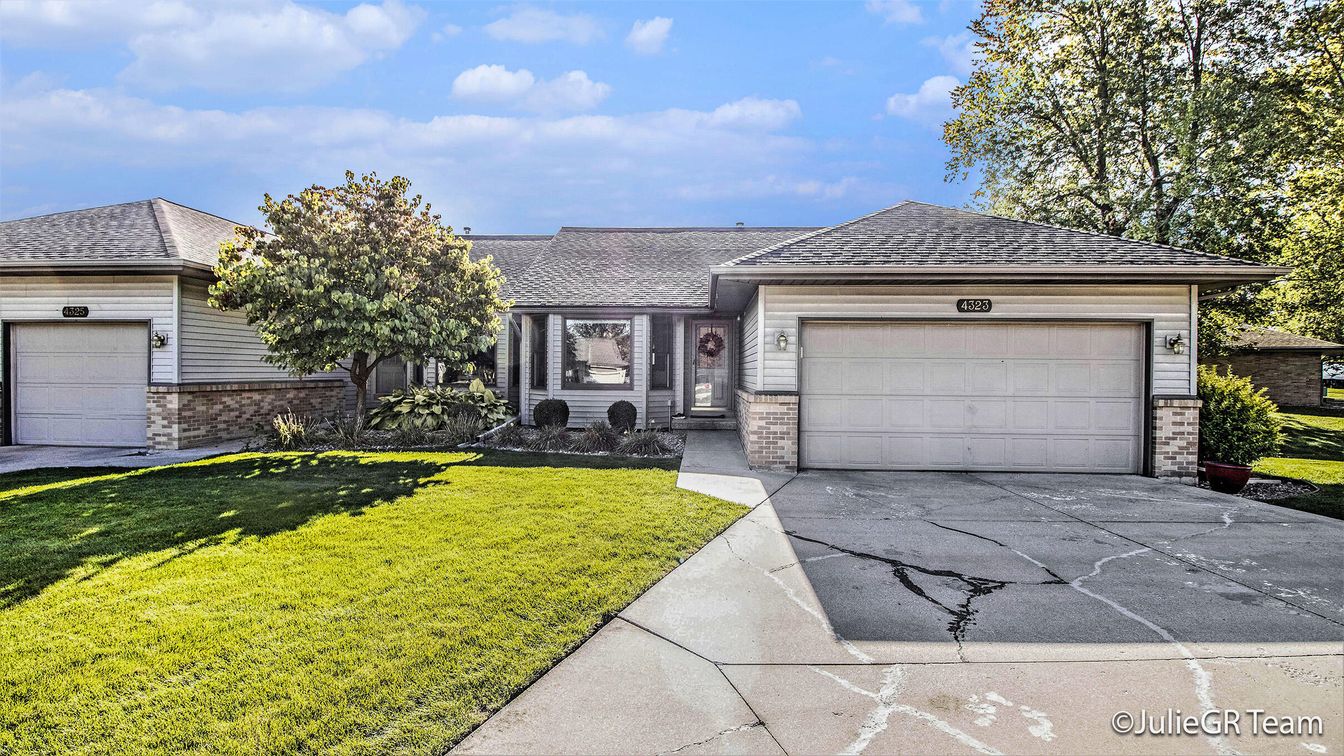 Attached, Exterior, Facade, Ranch