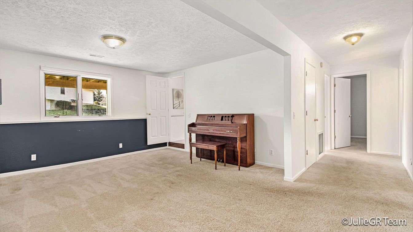 Interior, Piano