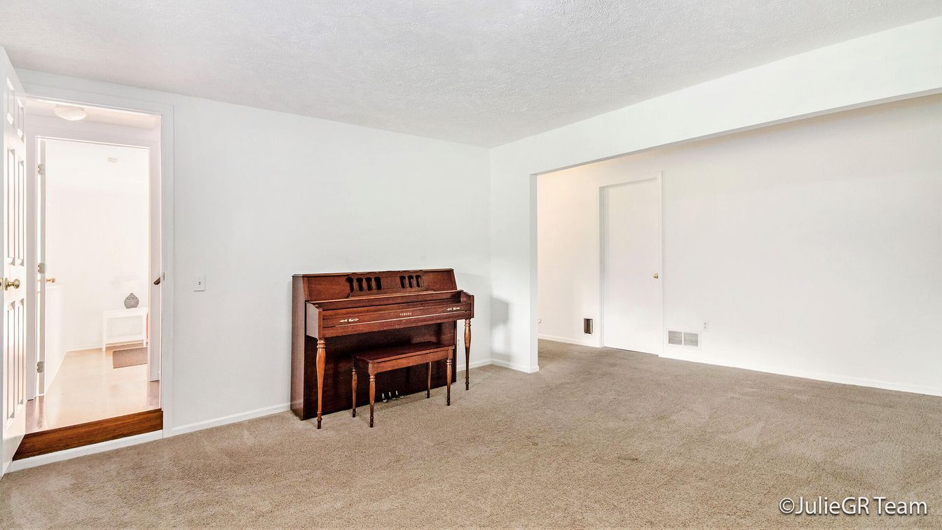 Interior, Piano