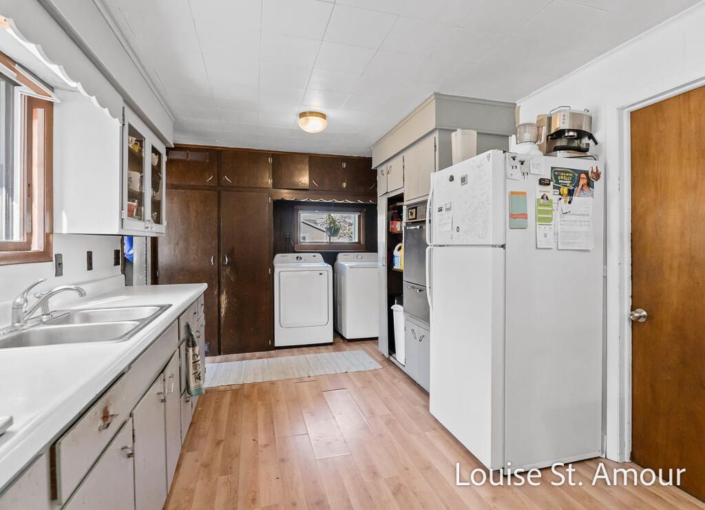 Interior, Kitchen, Washer, Wood Texture Flooring