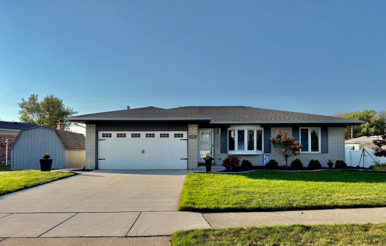 Attached, Exterior, Facade, Ranch